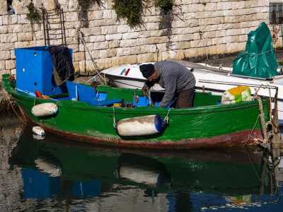 Infatti era qui che un tempo queste imbarcazioni venivano costruite e riparate dalle mani di sapienti maestri d�ascia (calafat�re). Un mestiere ormai scomparso, che ha portato gli stessi pescatori a imparare a rattoppare il proprio scafi...